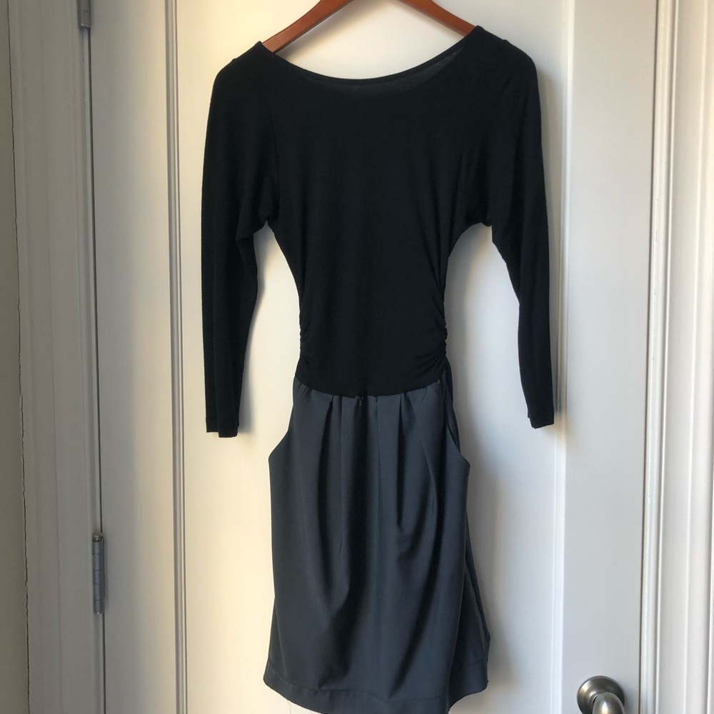 Cute two tone Theory dress with pockets.